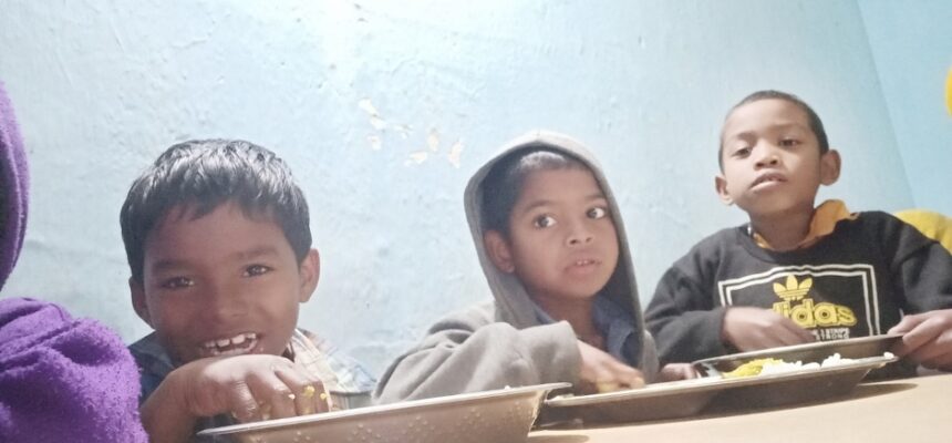 Strassen- und Waisenkinder in Odisha