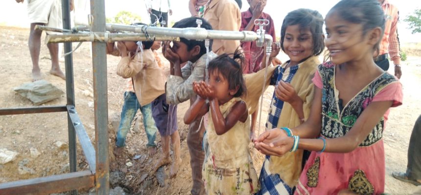 Bau eines Trinkwasserbrunnens in Indien