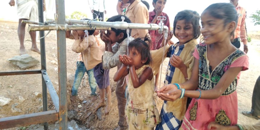 Bau eines Trinkwasserbrunnens in Indien