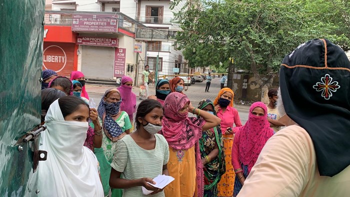 Lebensmittelpakete für die Slumbewohner Neu Delhis