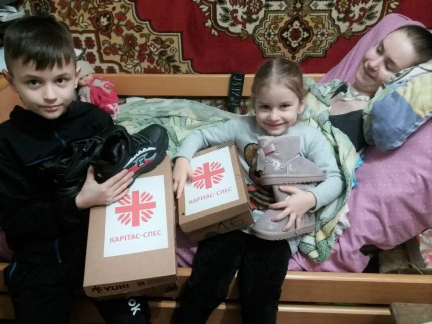 Winterschuhe für bedürftige Kinder in der Ukraine